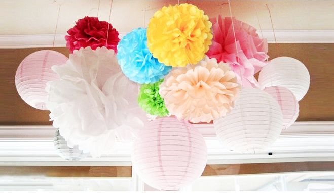 Украшение потолка из помпонов и подвесных бумажных фонариков